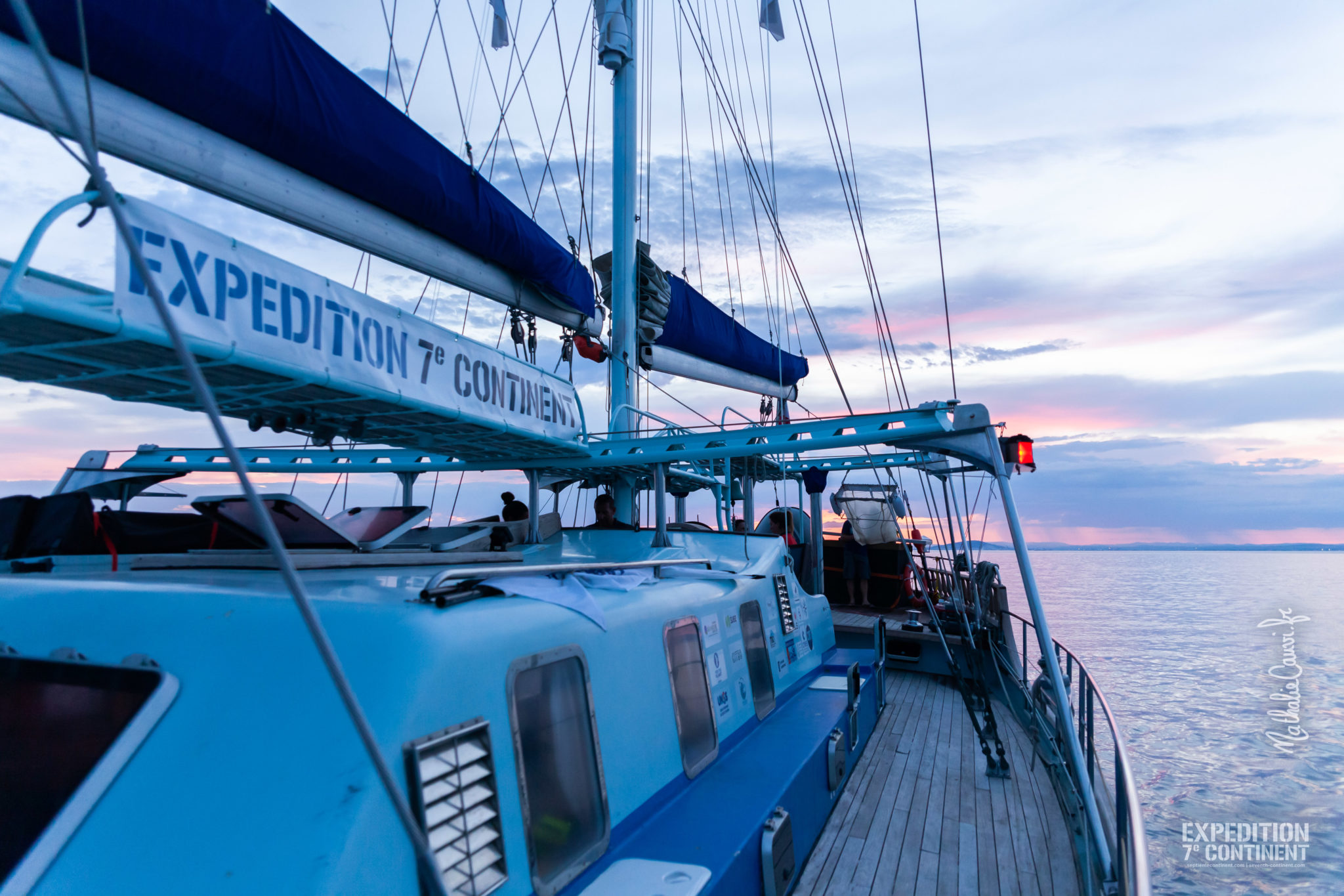     Le bateau de l’association « Expédition 7ème continent » dans la rade de Saint-Pierre

