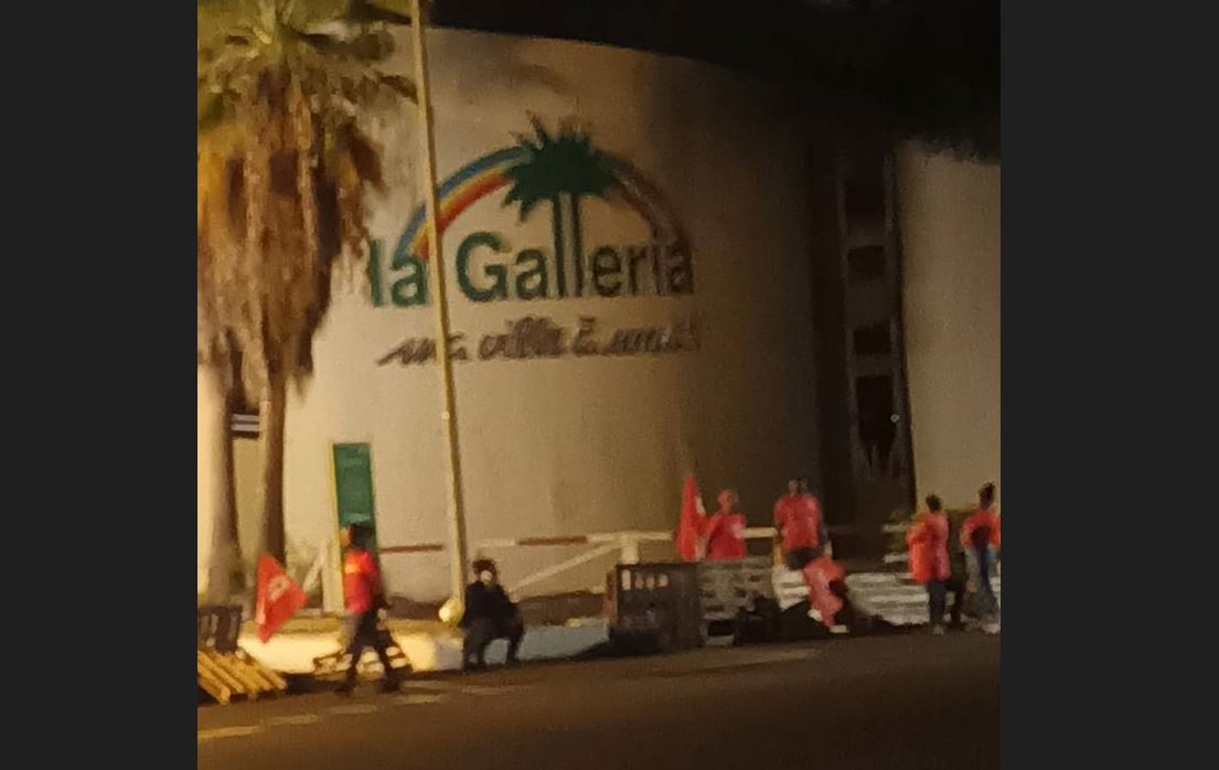    Le centre commercial La Galleria est bloqué

