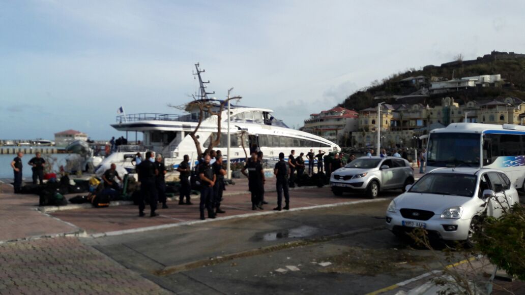 Les renforts de gendarmes sont arrivés vendredi matin par bateau (photo Rinsy Xieng)