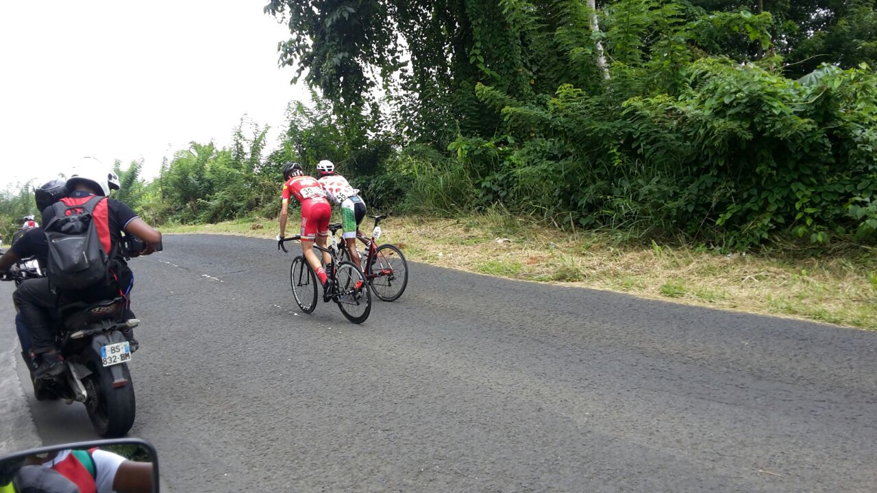 Simon Carr (Occitane Cyclisme Formation) et Kevin Largitte-Coppet (CCV) dans la côte de Bassignac