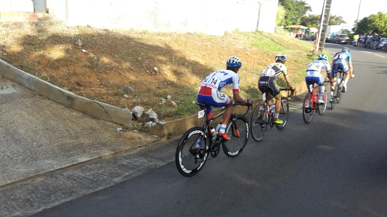 Jérome Pulidori (Natura Blue Cycling), Juan José Cuanto Montero (République Dominicaine), James Jobber (GB) et Mickael Laurent (UCS) dans la montée de Morne Pitault
