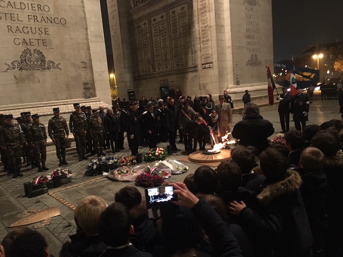 Le ravivage de la Flamme sous l'Arc de Triomphe ce jeudi soir a mis à l'honneur le soldat guadeloupéen Camille Mortenol, qui a assuré la défense de Paris pendant la Première Guerre mondiale.