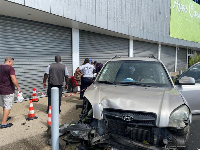 Accident parking Carrefour Dillon
