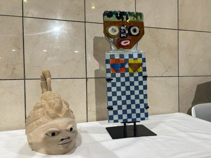 Un masque guelèdè et une sculpture de Manscour 