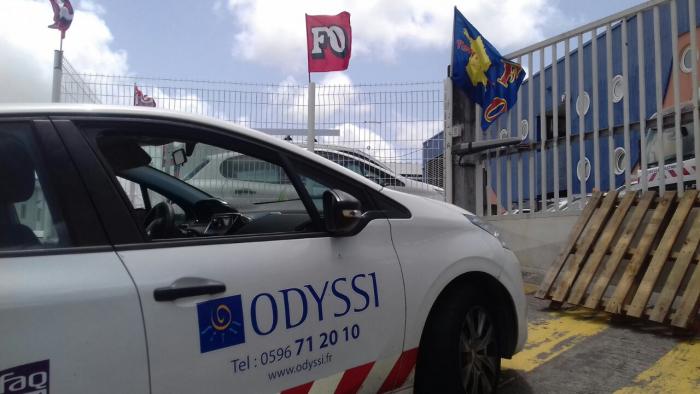     Des agents d'Odyssi bloquent le siège de la régie des eaux

