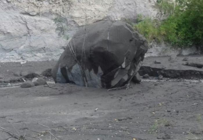      Démolition de la "bombe volcanique" de 340 tonnes située dans la rivière du Prêcheur

