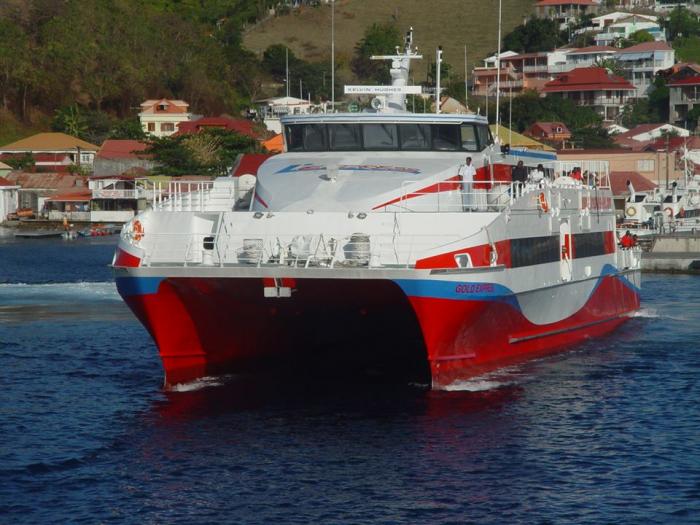     Forte houle : l'Express des Îles annule ses rotations à la Dominique

