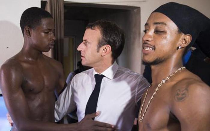     La photo de Macron censurée pour nudité et actes sexuels

