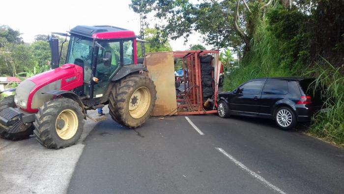     Un tracteur perd son chargement de banane et bloque la route entre le Gros-Morne et Saint-Joseph

