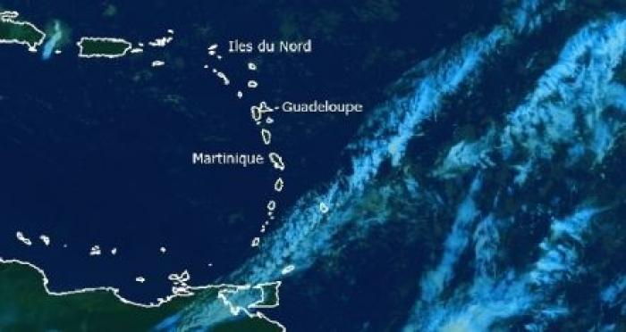     Une petite onde tropicale approche de la Martinique à la veille de saison cyclonique

