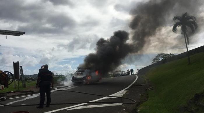     Une voiture totalement détruite par les flammes à Génipa à Ducos

